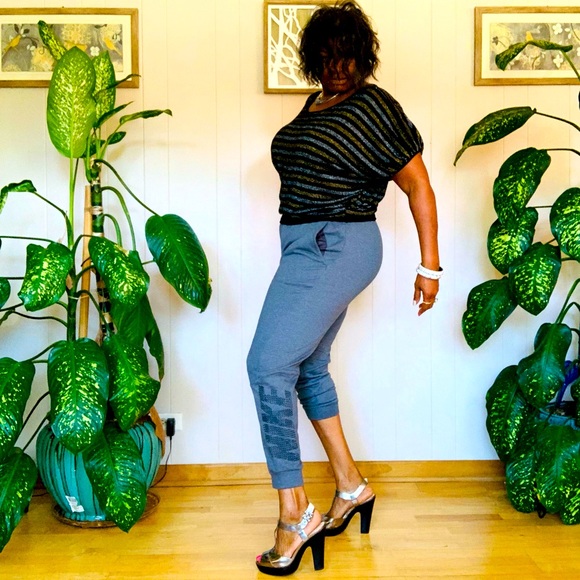 ✨ Nike✨ Dark Grey Women's Mid-Rise Slim Joggers W/Left Leg Logo - Picture 12 of 15